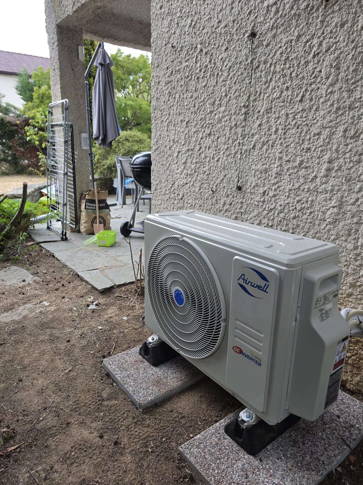 Groupe extérieur au sol — Unité extérieure sur dalles et plots antivibratiles.