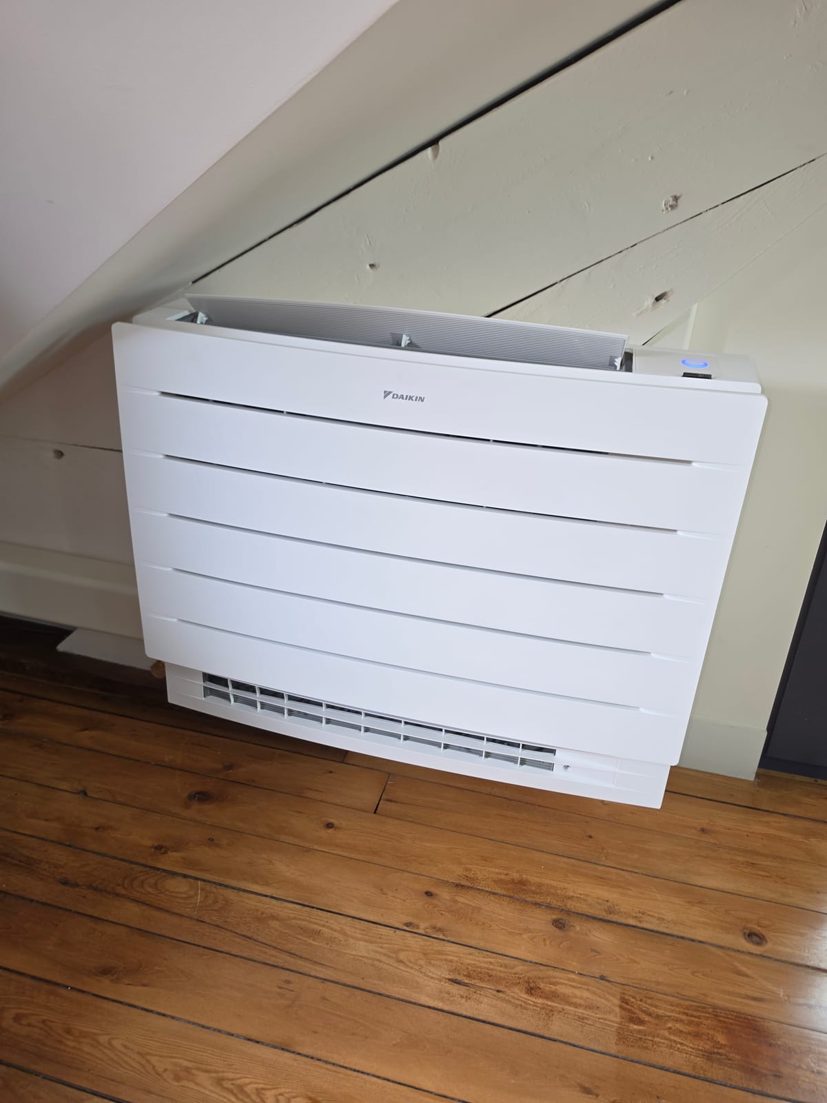 Daikin Emura
