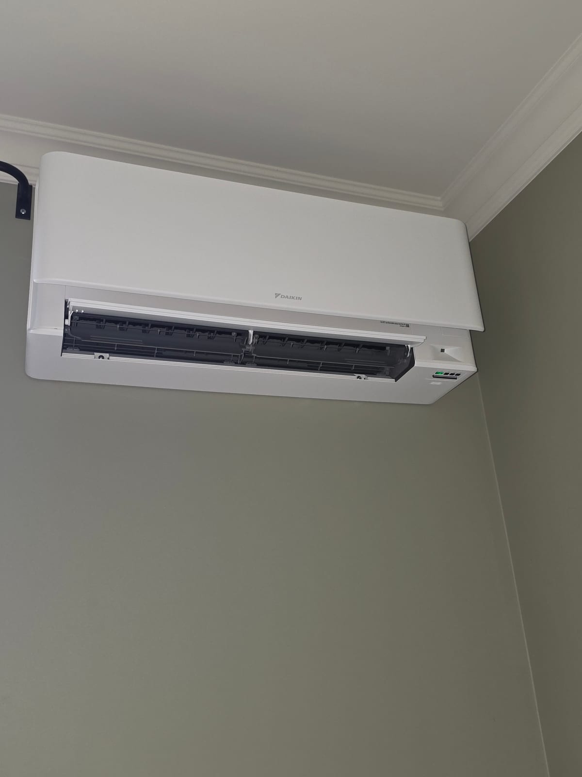 Daikin Stylish — Implantation discrète en angle de pièce, liaisons cachées.