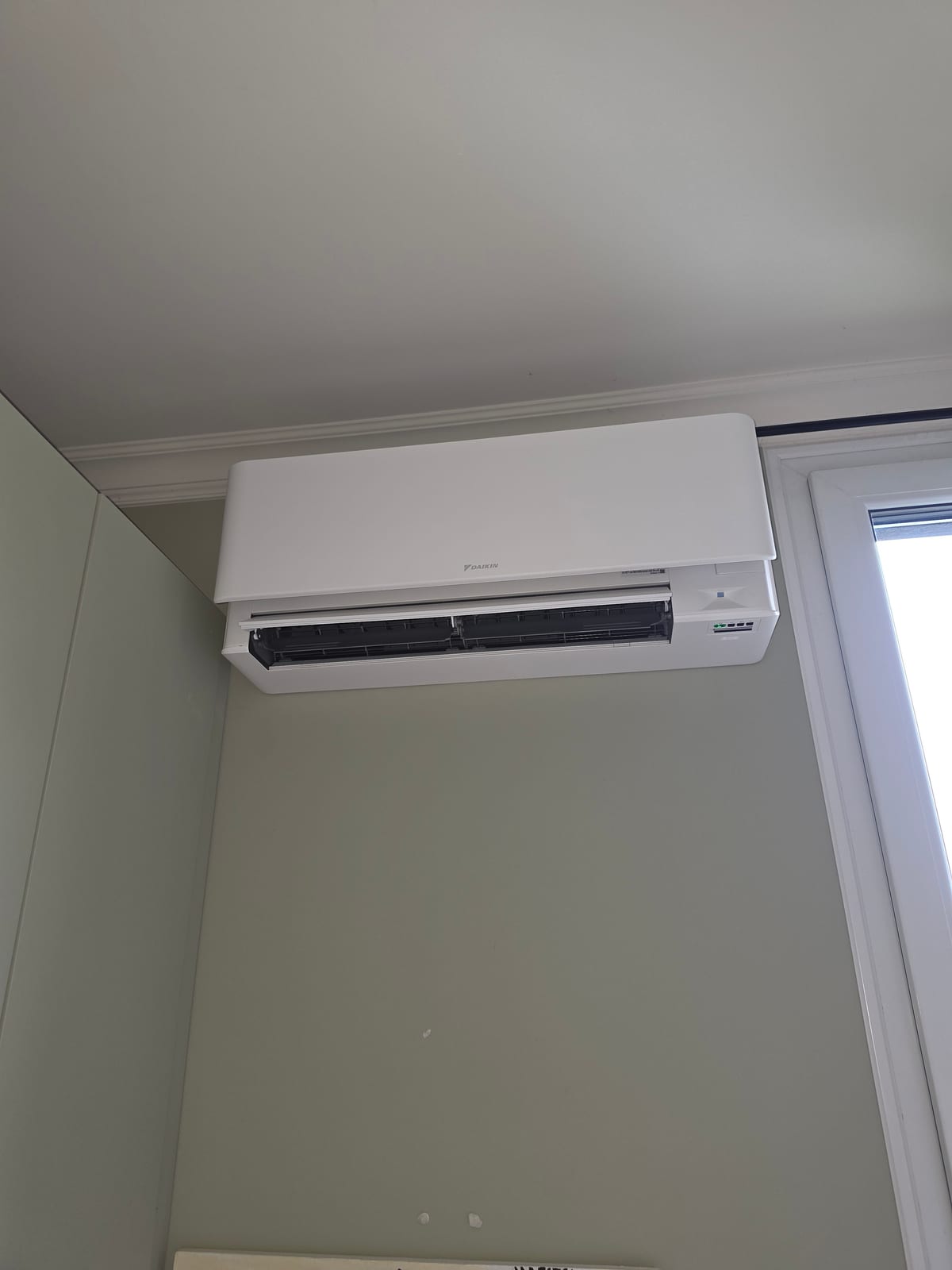 Daikin Stylish — Pose sous fenêtre, diffusion optimisée dans la pièce.